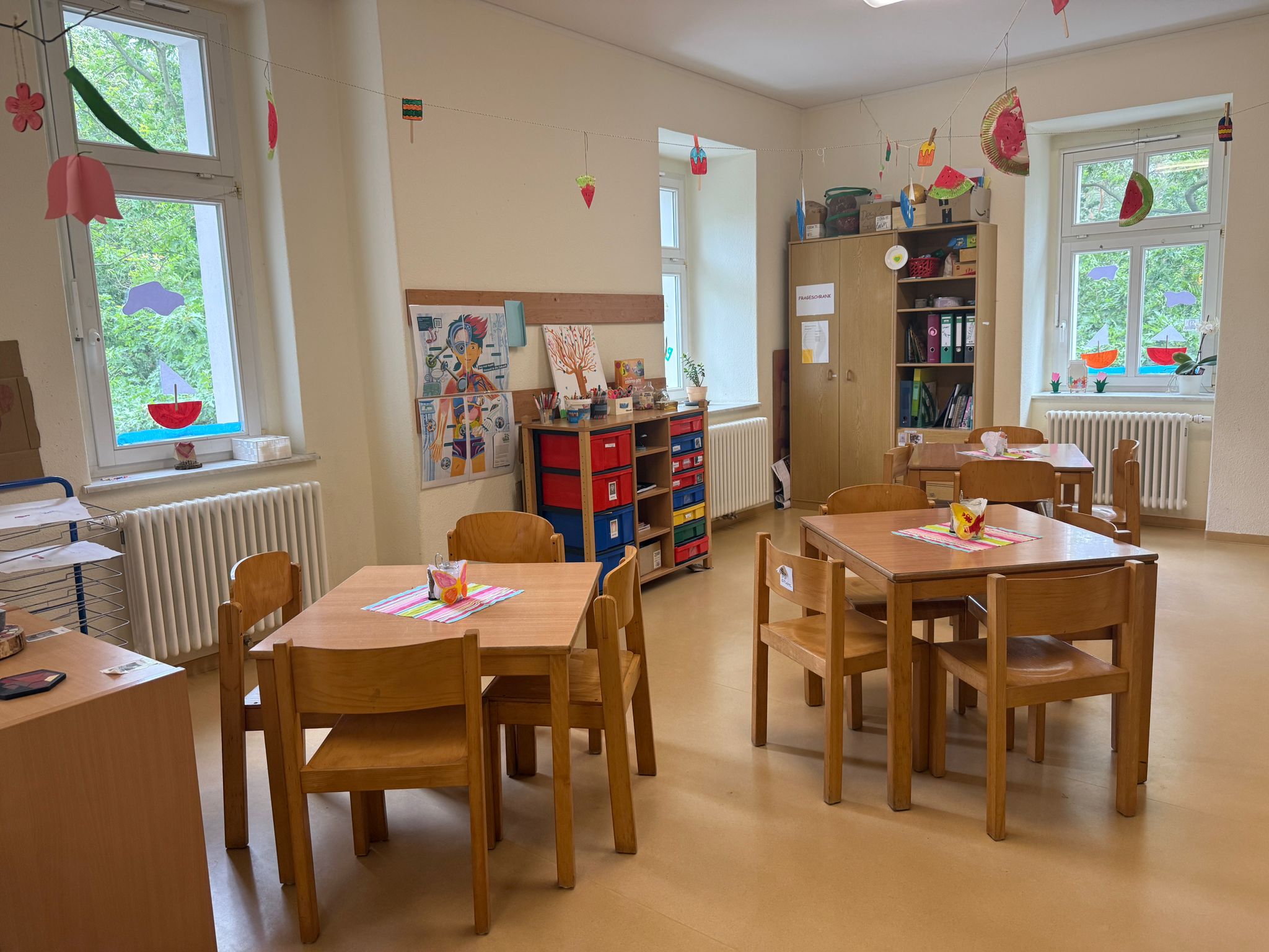 Projektarbeiten und Bastelergebnisse der Kinder im Gruppenraum