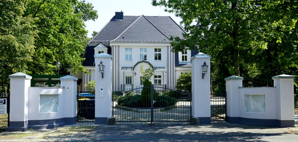 Einfahrt „VILLA AM WALD“